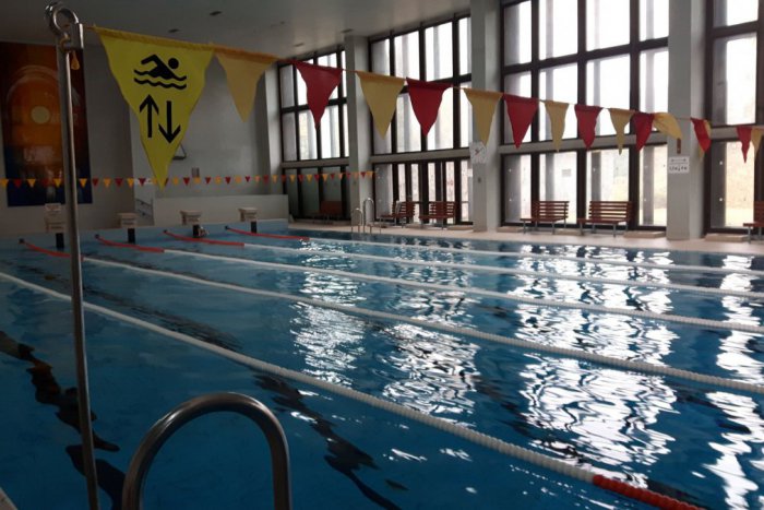 Ilustračný obrázok k článku Na plavárni v Karlovej Vsi zasahovali záchranári. Ľudí ohrozoval zápach z chemikálií