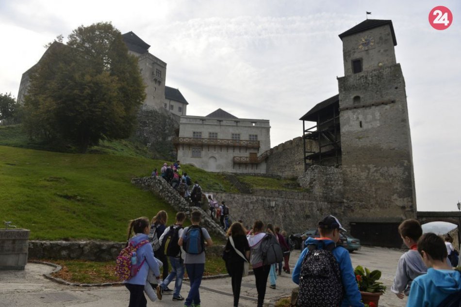 Ilustračný obrázok k článku Trenčiansky hrad láka na prázdniny: Pozrite, čo všetko počas nich na ňom bude