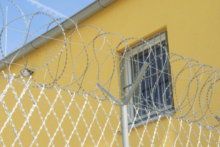 Ilustračný obrázok k článku Slovenské väznice sú preplnené: Pomôcť by mohli aj elektronické náramky