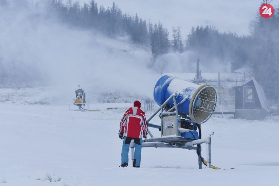 Ilustračný obrázok k článku Strediská v okolí Popradu začali so zasnežovaním: Padli prvé odhady štartu sezóny, VIDEO