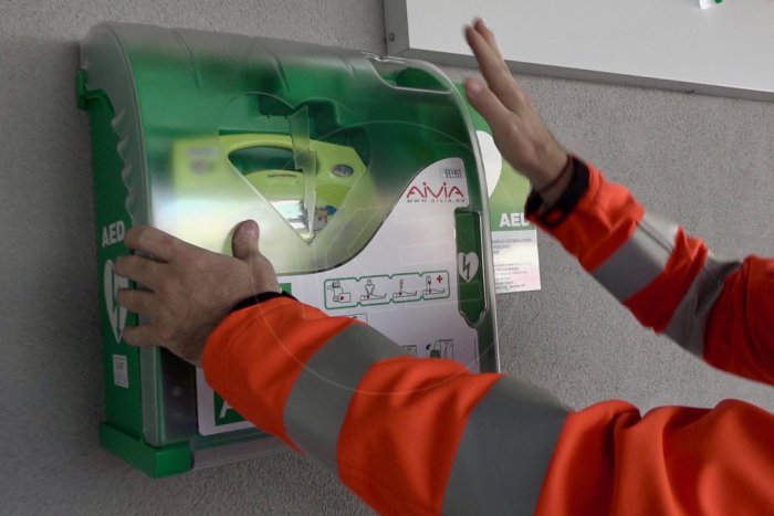 Ilustračný obrázok k článku Automatické externé defibrilátory dostane 18 škôl na východnom Slovensku, jeden získa aj škola v Košiciach