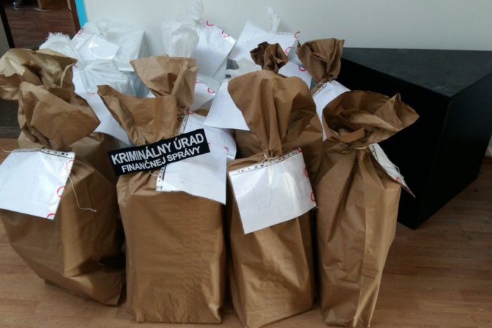 Ilustračný obrázok k článku Colníci si posvietili na obchody s čínskym tovarom aj v Mikuláši: Sledujte celkovú sumu pokuty!