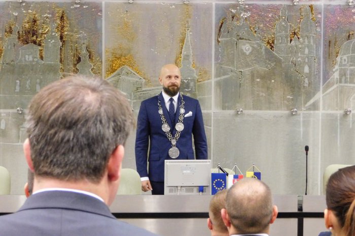 Ilustračný obrázok k článku Bročkovi odklepli navýšenie platu: Takúto sumu si pripíše na účet