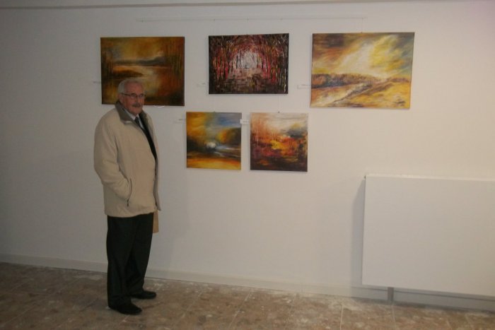 Ilustračný obrázok k článku FOTO, Sen Júliusa Morávka sa napĺňa: Salianski výtvarníci vystavujú v radnici