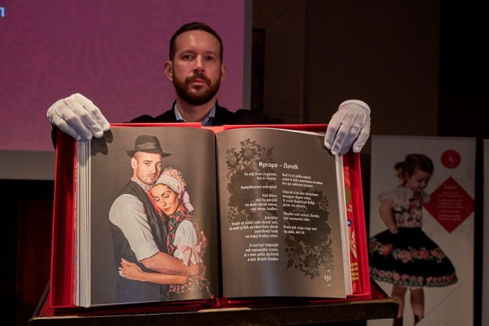 Ilustračný obrázok k článku Unikátny knižný kúsok: Spojenie poézie Milana Rúfusa a našich najkrajších krojov