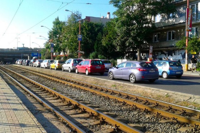 Ilustračný obrázok k článku Električky 4 a 8 boli odklonené z časti svojej trasy. Trať zatarasili odstavené autá