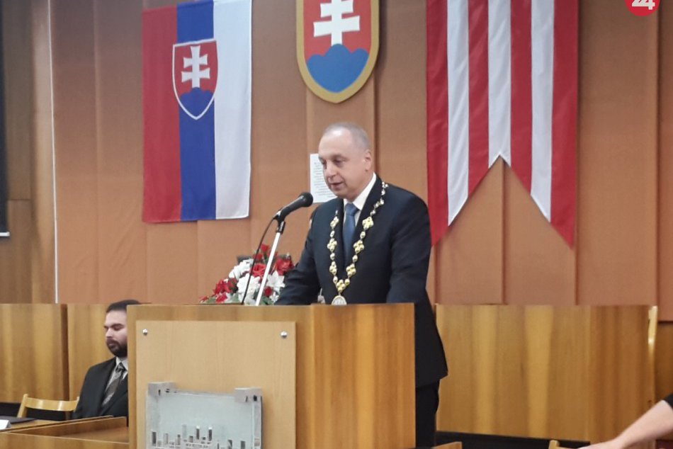 Ilustračný obrázok k článku Bude sa primátor Karol Janas voziť na novom služobnom aute? Peniaze sú schválené