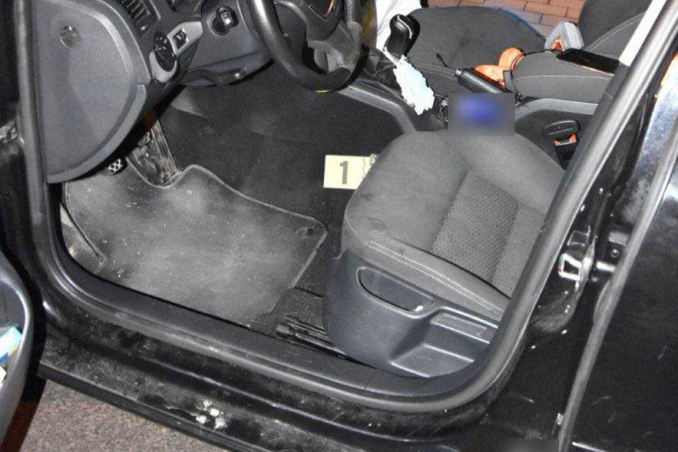 Ilustračný obrázok k článku Nočná jazda dvoch Bratislavčanov sa nevydarila: Toto u nich našli žilinskí policajti! FOTO