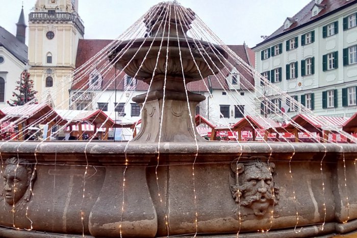 Ilustračný obrázok k článku Hlavné mesto začalo s opravou Maximiliánovej fontány na Hlavnom námestí