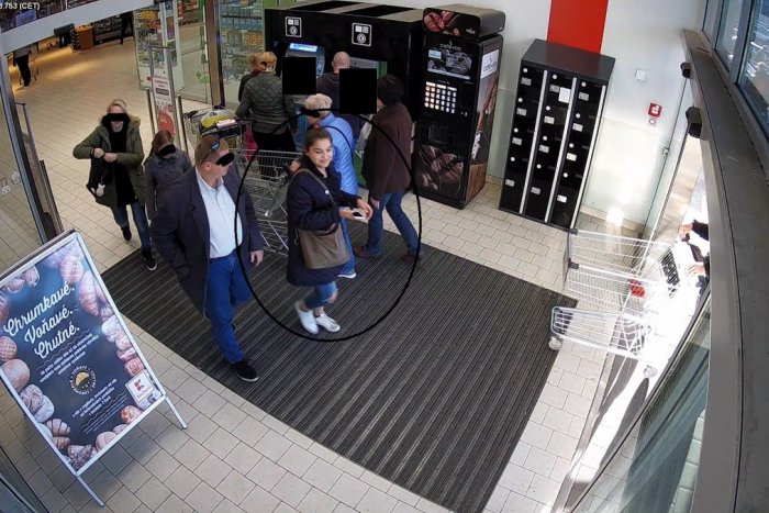 Ilustračný obrázok k článku V Nitre mal niekto okradnúť ženu (65): Polícia pátra po osobe na záberoch, FOTO