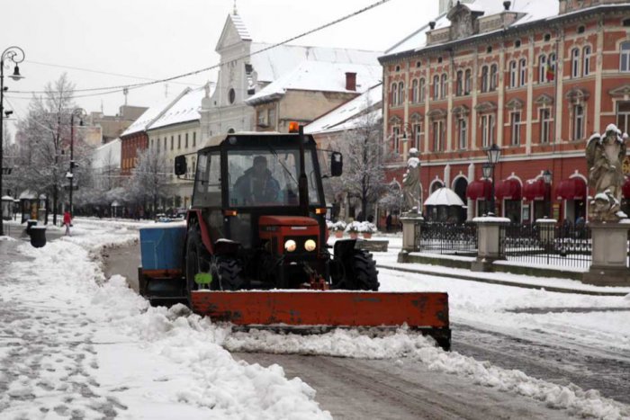 Ilustračný obrázok k článku Zimnú údržbu aktuálne zabezpečujú mechanizmy aj ruční zametači