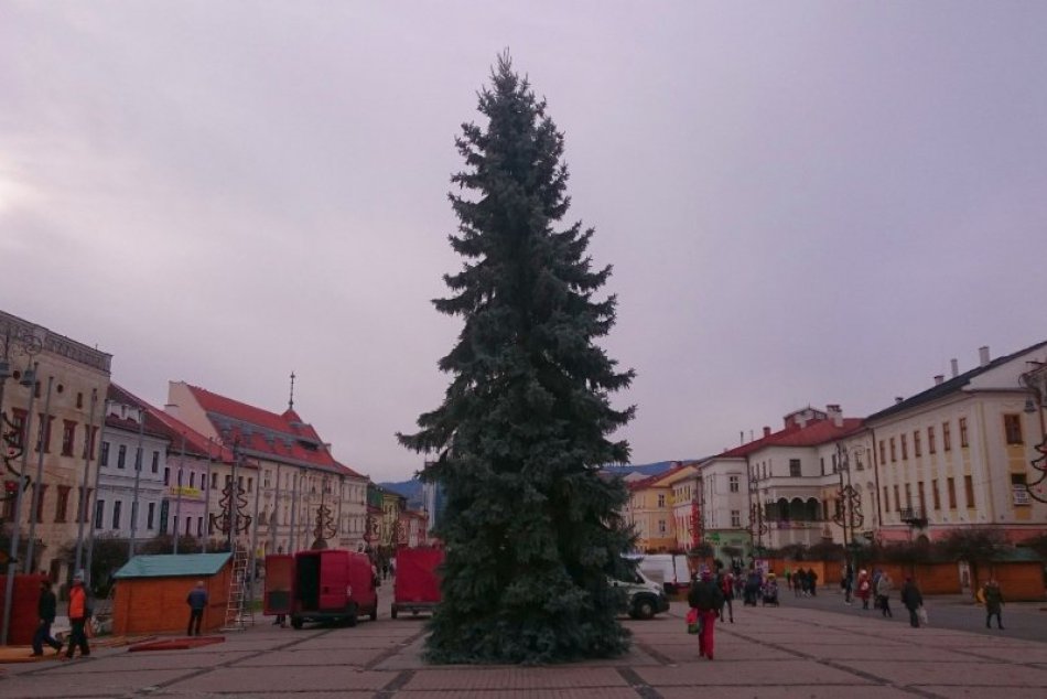 Ilustračný obrázok k článku FOTO: Bystrické námestie má novú dominantu. Vianočný stromček už stojí na mieste