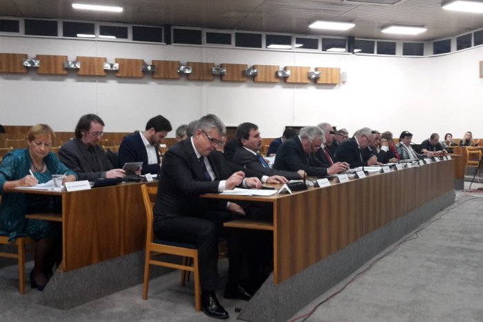 Ilustračný obrázok k článku VEĽKÝ PREHĽAD z parlamentu v Považskej: Mená členov komisií a mestskej rady