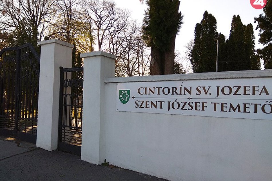 Ilustračný obrázok k článku Zmena otváracích hodín: Cintorín v Zámkoch prejde na letný čas