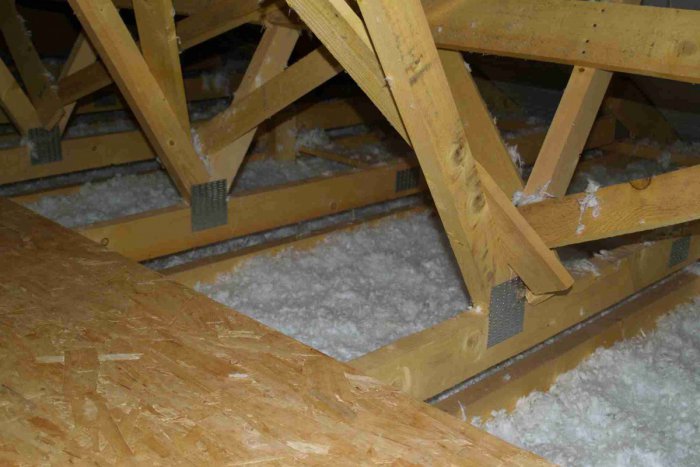 Ilustračný obrázok k článku Uniká vám teplo na povalu? Skúste fúkanú izoláciu!