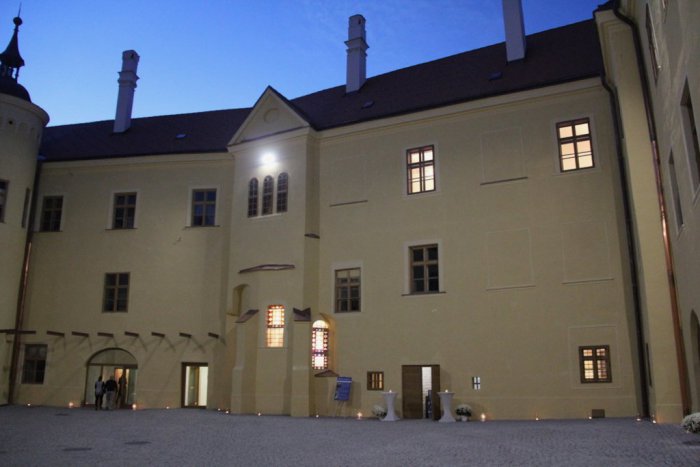 Ilustračný obrázok k článku Zámok Hlohovec vo vianočnom šate: Zažite Čarovné Vianoce!