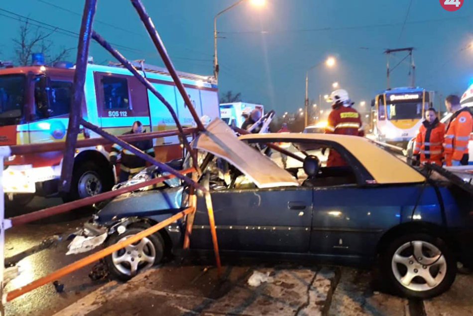 Ilustračný obrázok k článku FOTO: Vodič vrazil do zastávky na Alejovej ulici. Hasiči ho museli z auta vystrihovať, je ťažko zranený