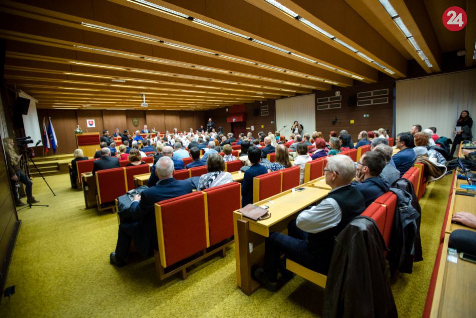 Ilustračný obrázok k článku Sľuby sú zložené: FOTO ľudí, ktorí budú o Mikuláši rozhodovať