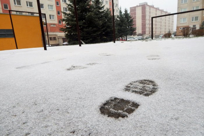 Ilustračný obrázok k článku Vodiči a chodci, na toto si dajte pozor: Meteorológovia vyhlásili výstrahu pre náš okres
