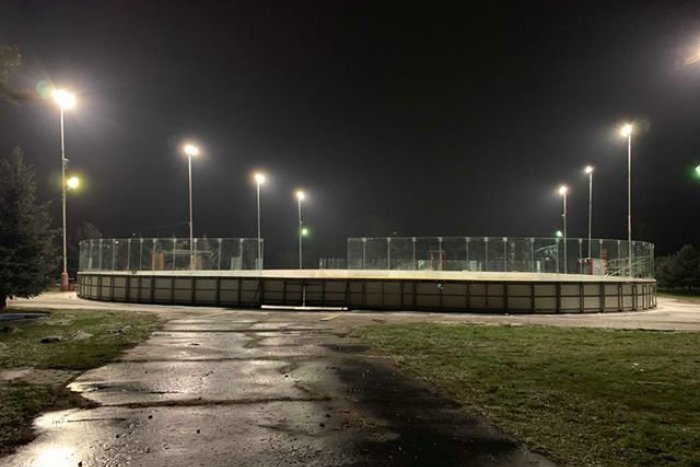 Ilustračný obrázok k článku Na šaliansky zimák osadili sklá: Odpália tam parádny hokejový zápas, FOTO