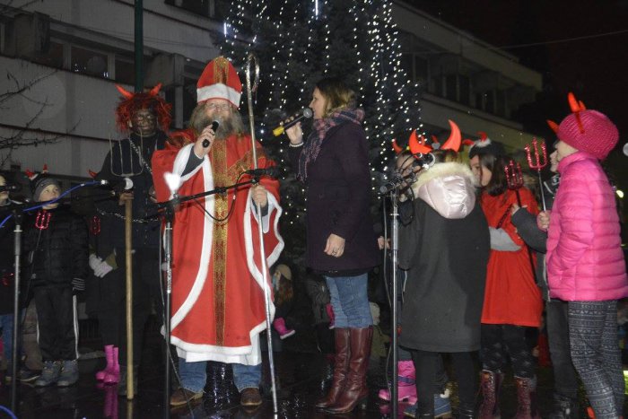 Ilustračný obrázok k článku Duch Vianoc sa vráti do považskobystrických ulíc: Pred radnicu dorazí aj Mikuláš