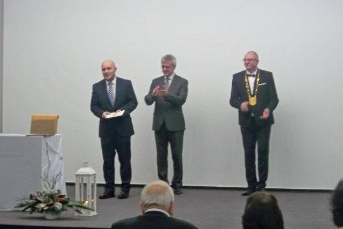 Ilustračný obrázok k článku Šaliansky primátor je oficiálne vymenovaný: Sľub zložili aj mestskí poslanci, FOTO