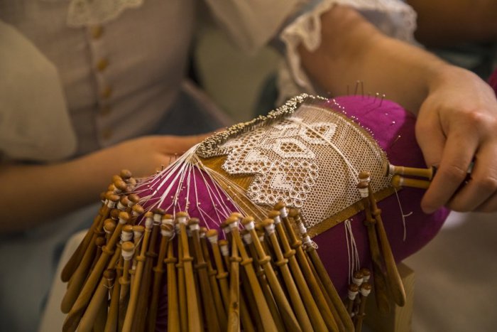 Ilustračný obrázok k článku Kremnická čipka očarila i v Miláne či Paríži: Od jej začiatkov uplynulo 130 rokov