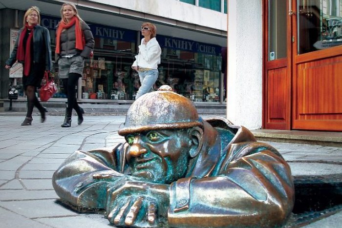 Ilustračný obrázok k článku Čumil sa vrátil! Obľúbená socha môže opäť "pózovať" na fotografiách turistov