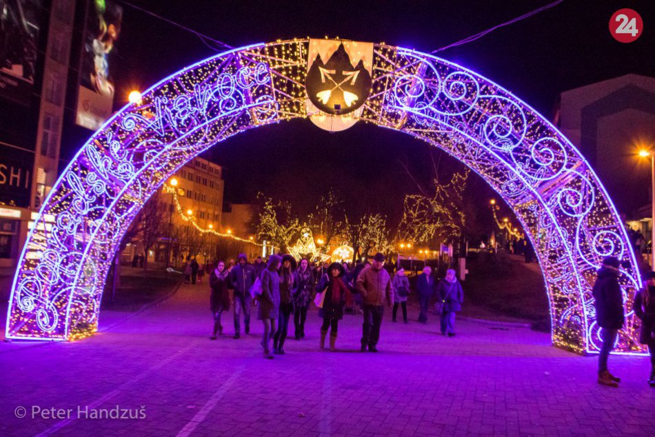 Ilustračný obrázok k článku Vianočná výzdoba v Poprade už svieti. K dokonalosti jej chýba iba biela perina