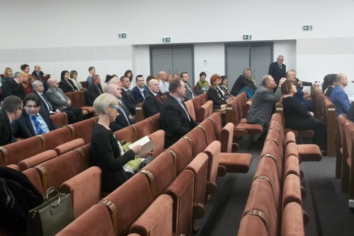 Ilustračný obrázok k článku Šaliansky primátor s dvoma zástupcami: K veľkým plánom pribudne posila, FOTO