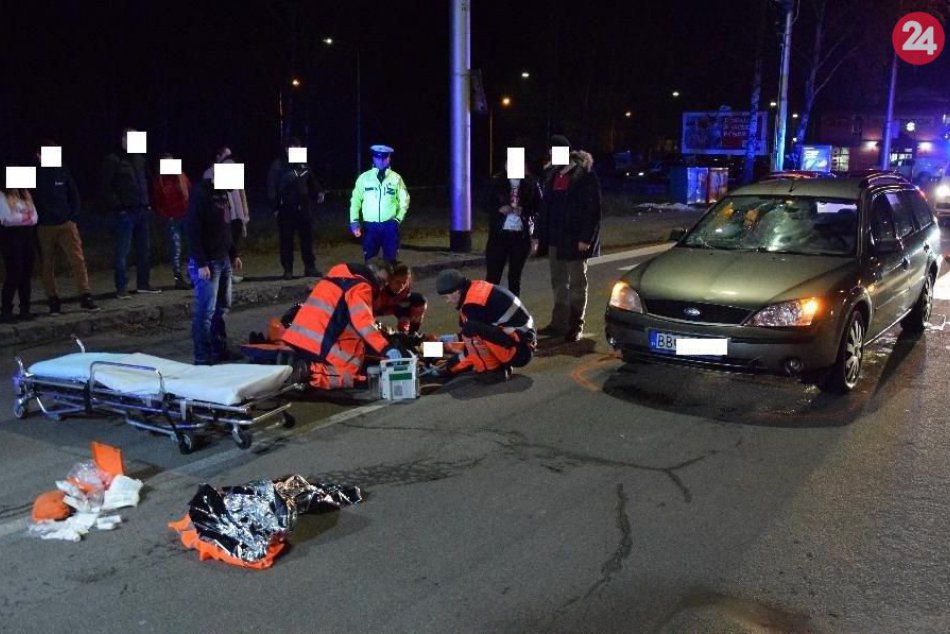 Ilustračný obrázok k článku FOTO z miesta nešťastia: Bystričan zrazil na priechode 2 chodcov, skončili v nemocnici