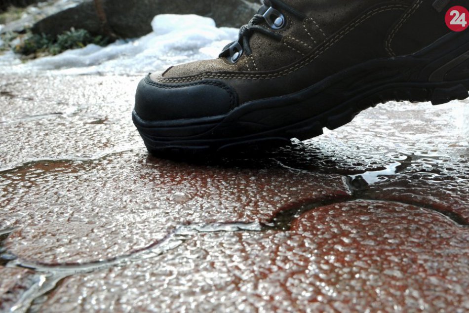 Ilustračný obrázok k článku Výstraha pred poľadovicou: Na cestách sa bude šmýkať, buďte opatrní