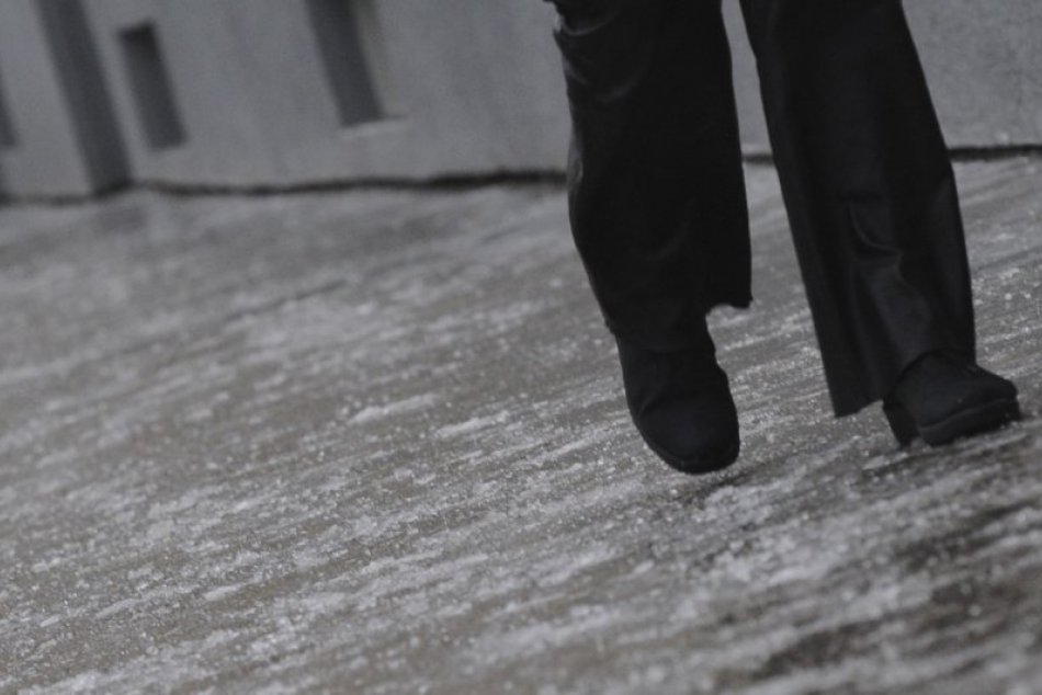 Ilustračný obrázok k článku Neberte na ľahkú váhu: Zvolen a okolie opäť vystríhajú pred poľadovicou