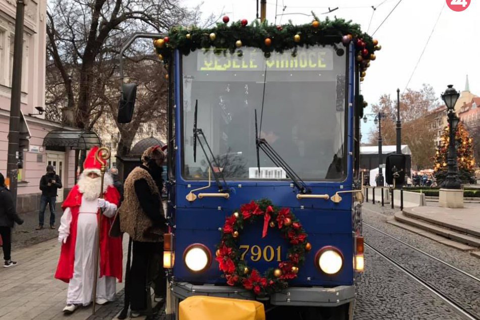 Ilustračný obrázok k článku OBRAZOM: Do ulíc Bratislavy vyrazila vianočná električka s tisíckami svetielok