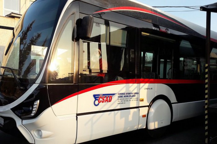 Ilustračný obrázok k článku FOTO: Mikuláš nelieta iba na saniach, v Lučenci sedí a šoféruje aj autobus