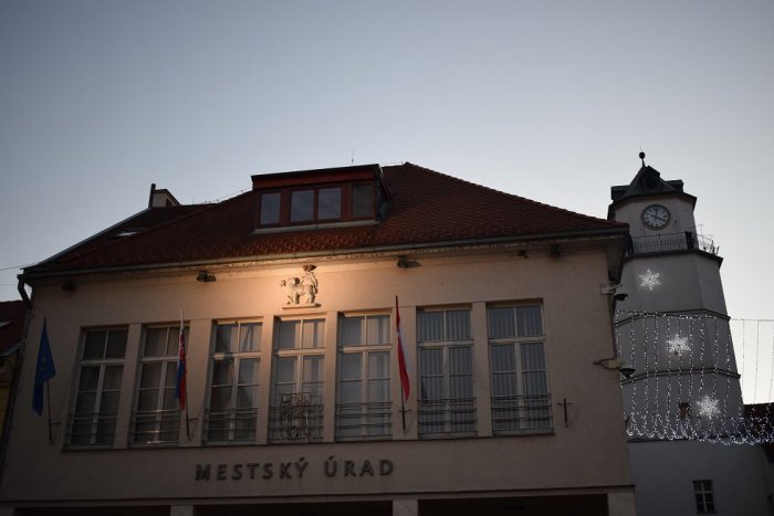 Ilustračný obrázok k článku Zastupiteľstvo v Trenčíne začne zostra: Rozhodovať sa bude aj o plate primátora