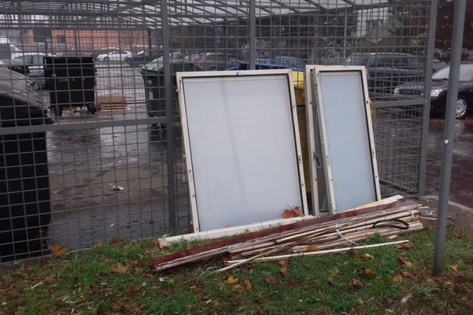 Ilustračný obrázok k článku Znečistenie verejného priestranstva: Mestská polícia sa obracia na ľudí o pomoc