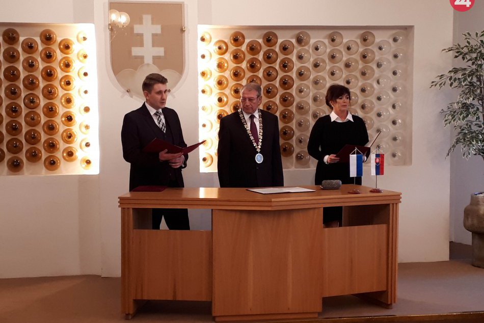 Ilustračný obrázok k článku Vo Vysokých Tatrách sa ujal kresla opäť Ján Mokoš: V pléne noví poslanci