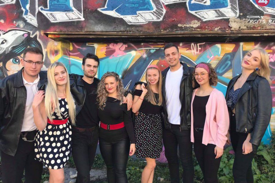 Ilustračný obrázok k článku VIDEO: Pomáda, hippies či disco? Bystrickí gymnazisti predviedli riadne retro