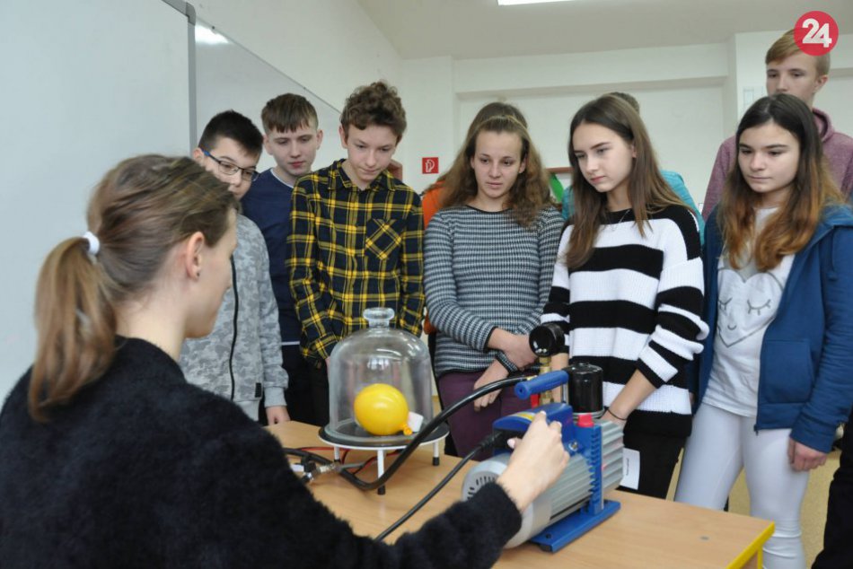 Ilustračný obrázok k článku Živé sochy, film, scénky, bazén. To všetko ponúkol popradský „nový gympel“ na Dni otvorených dverí.