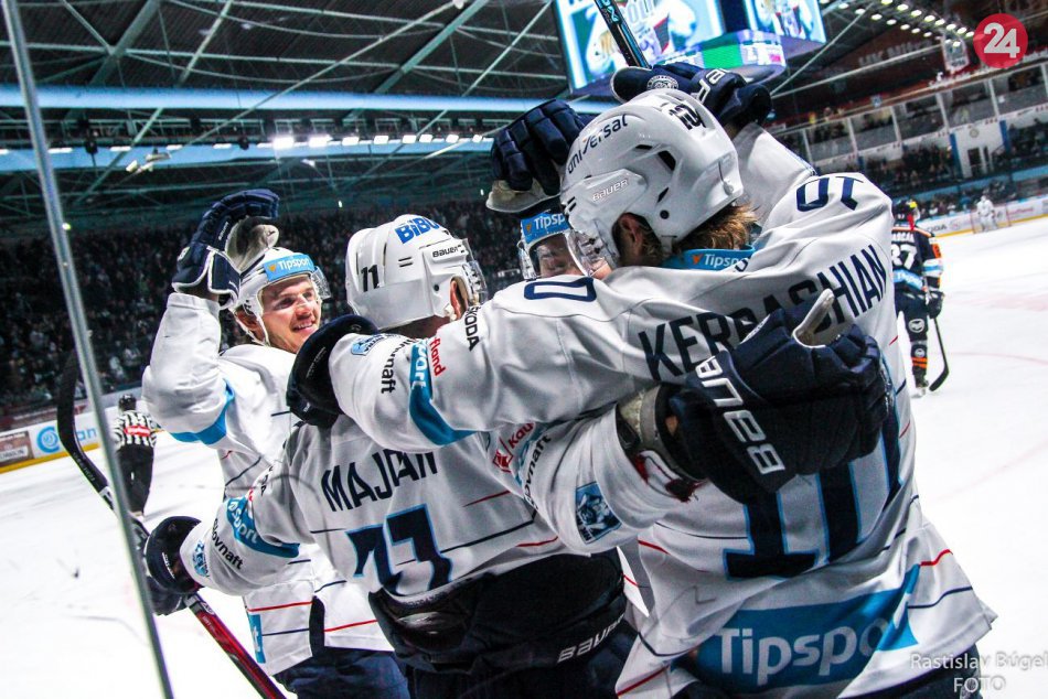 Ilustračný obrázok k článku Vydražili mikulášske dresy HK Nitra: Najviac peňazí ponúkli za Šišku, záujem bol o Bortňáka