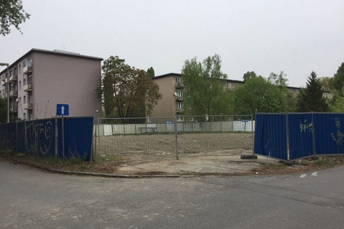 Ilustračný obrázok k článku Zasypanie jamy, kde mal stáť šesťpodlažný bytový dom, preverí súd