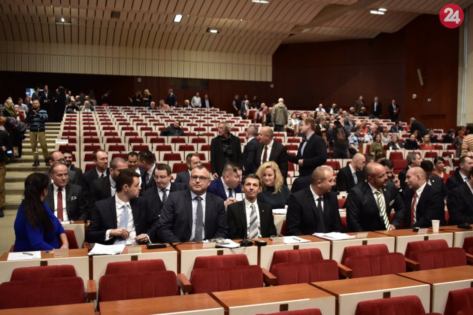 Ilustračný obrázok k článku Prvé mestské zastupiteľstvo bolo aj pracovné. Priebeh narušovala výkrikmi občianka