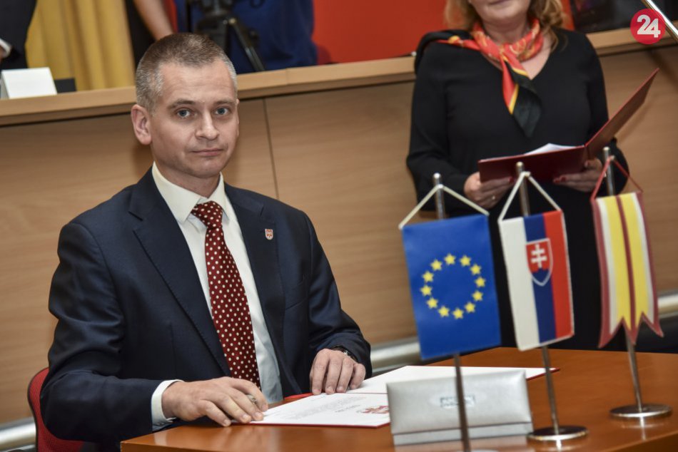 Ilustračný obrázok k článku Kreslo starostu Ružinova patrí oficiálne Martinovi Chrenovi