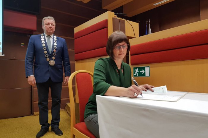 Ilustračný obrázok k článku Mikulášske zastupiteľstvo je kompletné: Sľub zložila aj Táňa Šufliarská