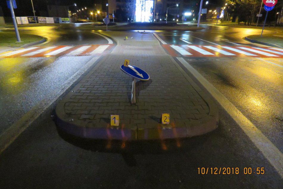 Ilustračný obrázok k článku Tomáš (23) rámoval autom čo sa dalo. Odpadla mu značka, policajtom uľahčil prácu