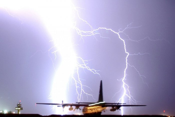 Ilustračný obrázok k článku Slovenskí vedci s patentom: Výskum bleskov môže letiskám ušetriť miliónové straty