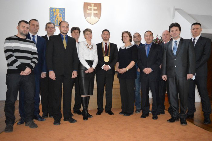 Ilustračný obrázok k článku FOTO: Novozvolení poslanci na čele s primátorom Rajca Milanom Lipkom zložili sľub