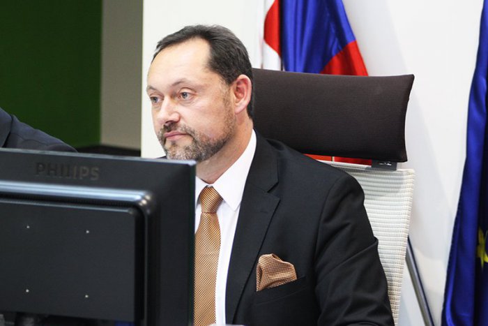 Ilustračný obrázok k článku Plat primátora Nových Zámkov: Akú sumu mu odklepol poslanecký zbor?