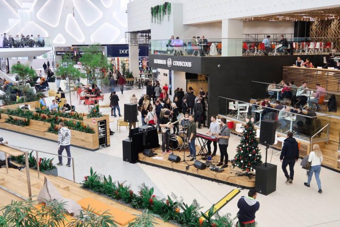 Ilustračný obrázok k článku FOTO: Avion otvoril novú modernú gastro pasáž s pódiom a vonkajšou terasou